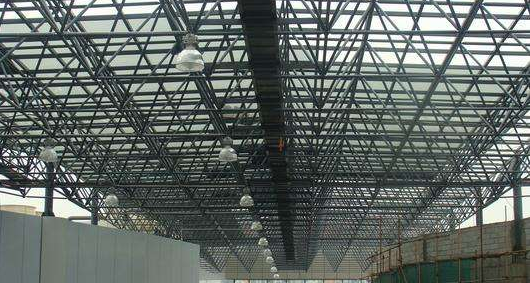 双滦区听网架公司的名目师阐述其网架的季节个性